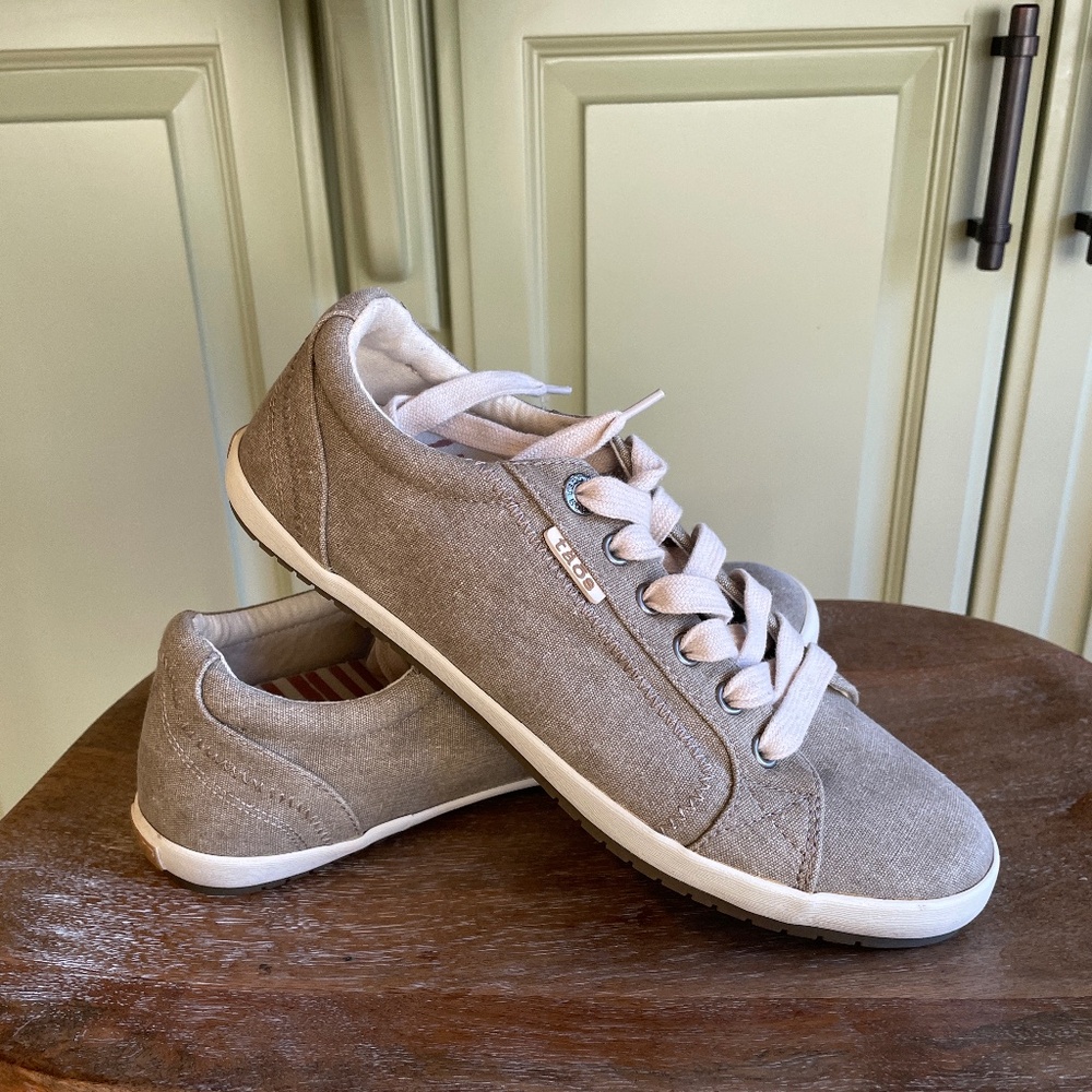 Taos light khaki canvas shoes women’s size 9, new no box